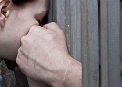 GEVANGEN OUDERS – Wat de celstraf van vader of moeder met een kind doet